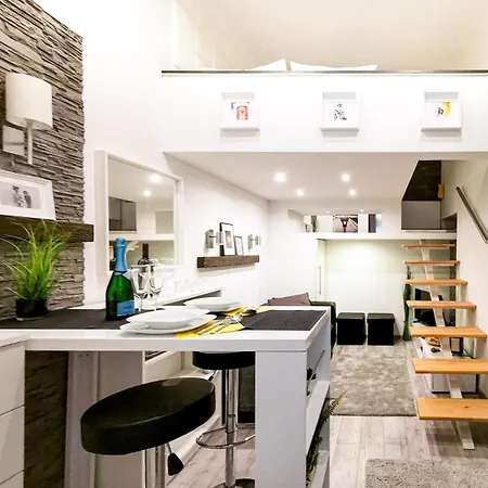 Modern At The Castle Apartament