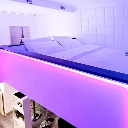 Modern At The Castle Apartment