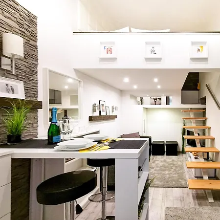 Modern At The Castle Appartement