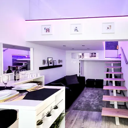 Апартаменты Modern At The Castle