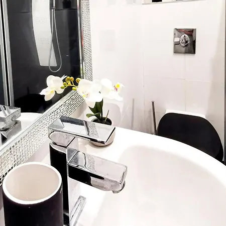 Апартаменты Modern At The Castle *