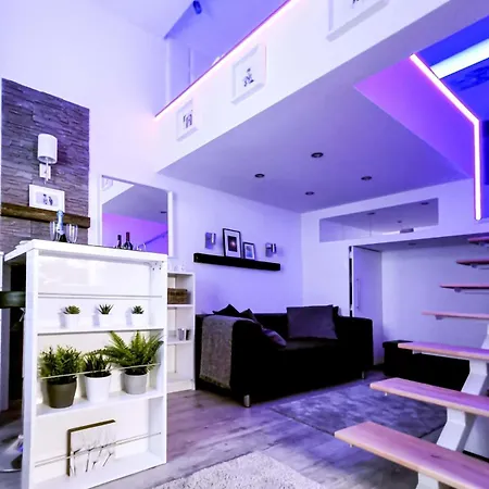 Modern At The Castle Apartment